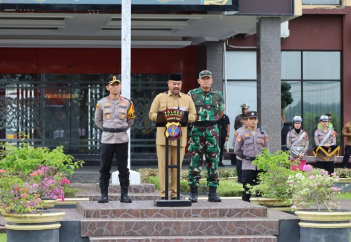 Bupati Kutai Kartanegara, Edi Damansyah pimpin apel gelar pasukan Operasi Ketupat Mahakam Tahun 2025 bersama dengan Polres Kukar.
