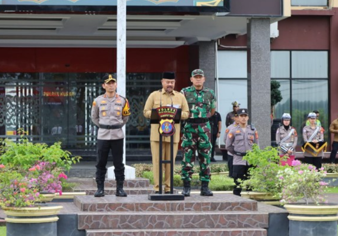 Bupati Kutai Kartanegara, Edi Damansyah pimpin apel gelar pasukan Operasi Ketupat Mahakam Tahun 2025 bersama dengan Polres Kukar.