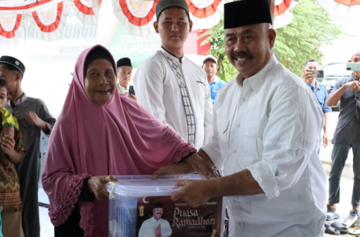 Bupati Serahkan Bantuan Paket Sembako dan Sarana Peribadahan di Masjid Nurul Iman Perjiwa.