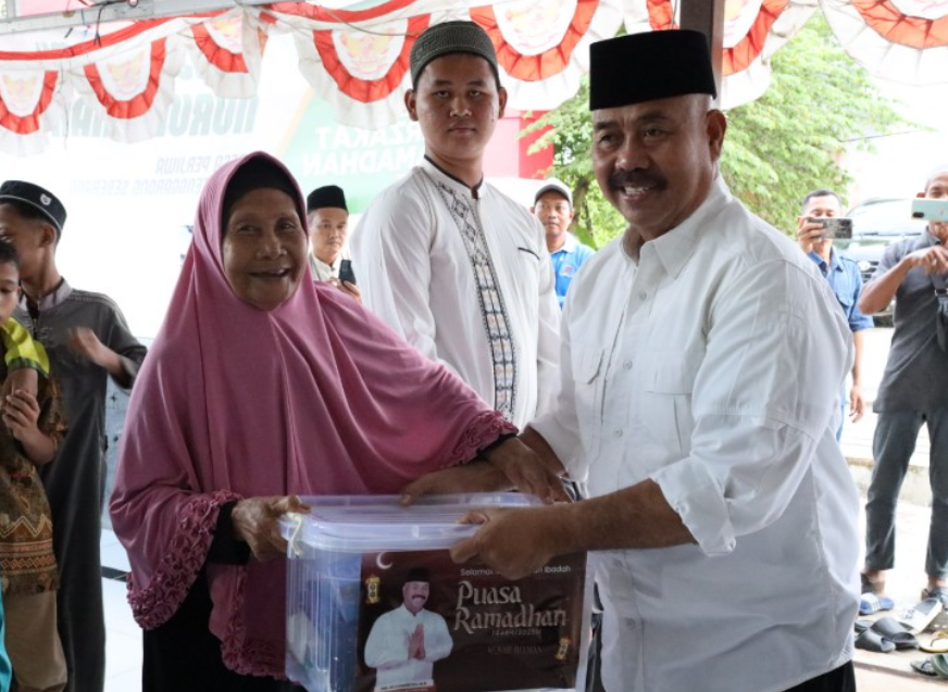 Bupati Serahkan Bantuan Paket Sembako dan Sarana Peribadahan di Masjid Nurul Iman Perjiwa.