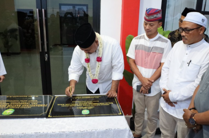 Bupati Kutai Kartanegara (Kukar) Edi Damansyah resmikan kantor Desa Loa Raya Kecamatan Tenggarong Seberang.