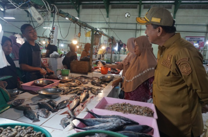Sekretaris Daerah (Sekda) Kutai Kartanegara (Kukar) Sunggono melakukan Monitoring lapangan terhadap ketersediaan barang dan harga kebutuhan pokok jelang Lebaran Idul Fitri.