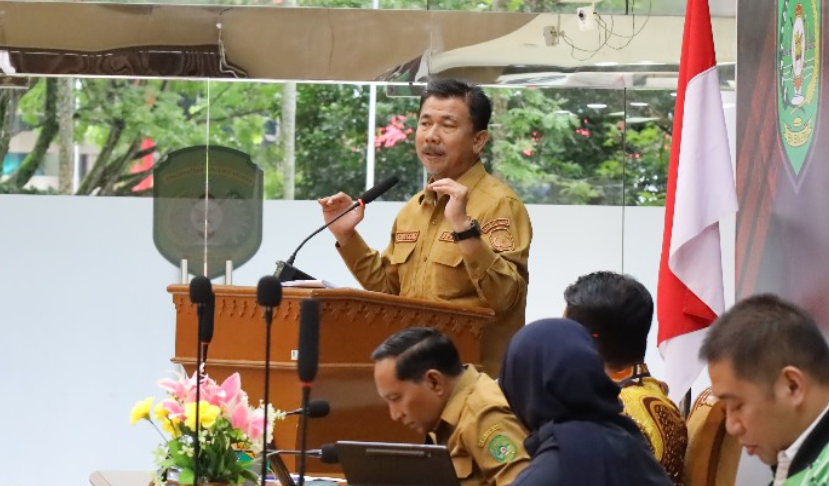 Sekda Kukar Sunggono bersama seluruh Kepala Daerah Se Kalimantan Timur menyerahkan Laporan Keuangan Pemerintah Daerah (LKPD) Unaudited Tahun Anggaran (TA) 2024.
