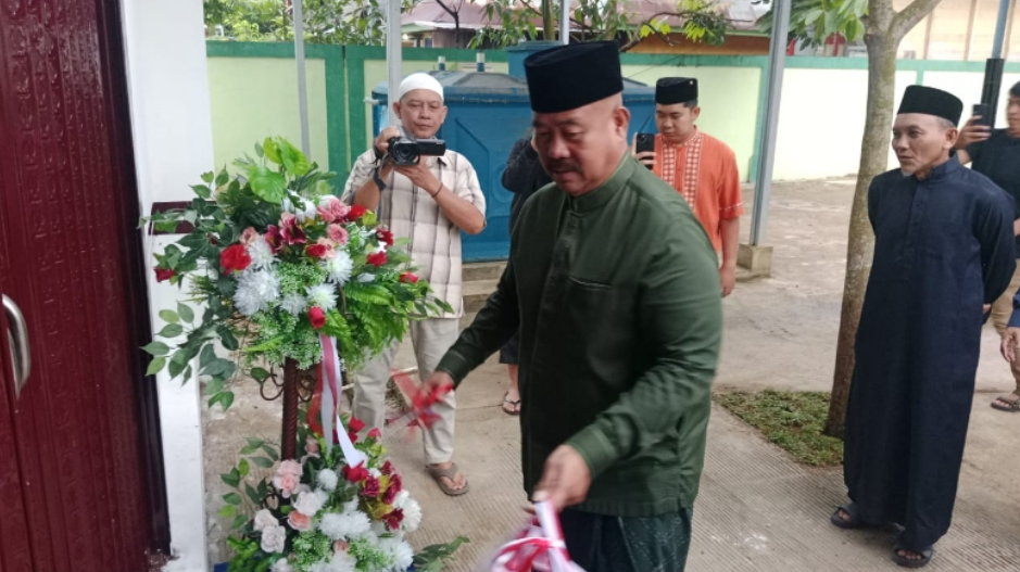Bupati Kukar Edi Damansyah menyerahkan kartu peserta Bimtek dan meresmikan fasilitas masjid.