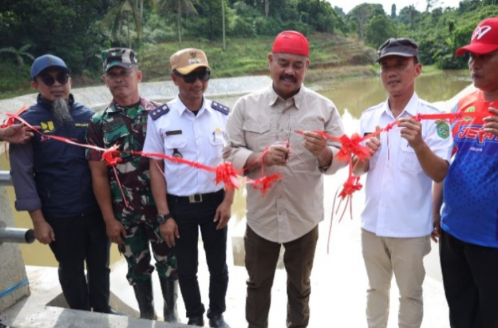 Bupati Kutai Kartanegara (Kukar) Edi Damansyah meresmikan Embung Maluhu di Jalan Semeru RT 18, Kelurahan Maluhu, Kecamatan Tenggarong.