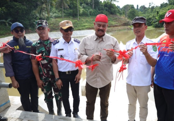 Bupati Kutai Kartanegara (Kukar) Edi Damansyah meresmikan Embung Maluhu di Jalan Semeru RT 18, Kelurahan Maluhu, Kecamatan Tenggarong.