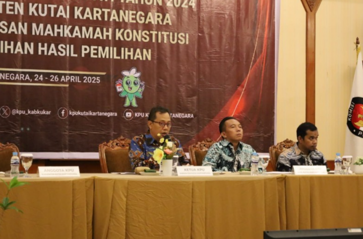 Sekretaris Daerah Kukar H. Sunggono menghadiri Rapat Pleno Rekapitulasi PSU Pilkada Kukar 2025.