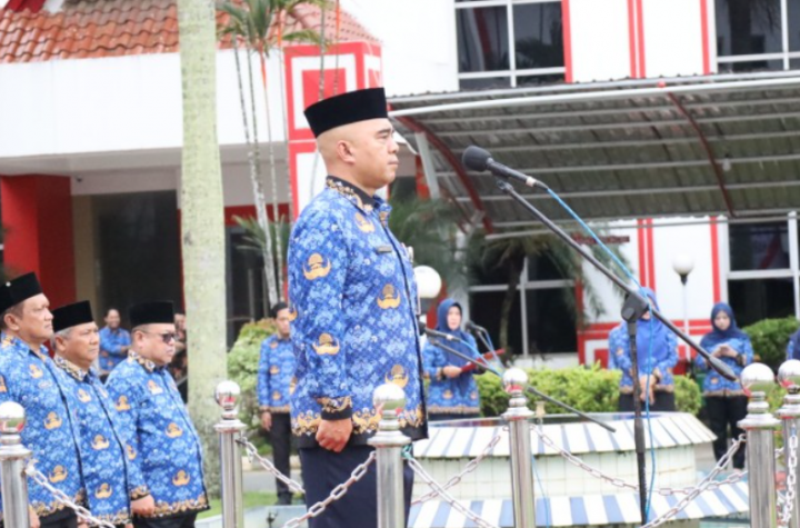 Asisten I Setkab Kukar, Akhmad Taufik Hidayat pimpin Upacara Hari Otonomi Daerah XXIX Tahun 2025.