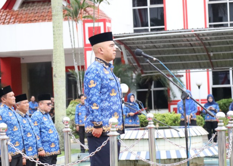 Asisten I Setkab Kukar, Akhmad Taufik Hidayat pimpin Upacara Hari Otonomi Daerah XXIX Tahun 2025.