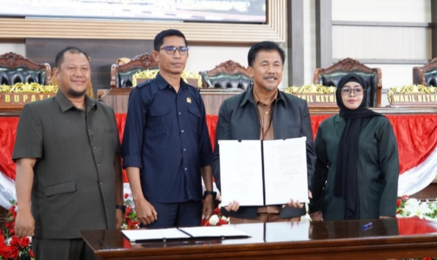 Sekda Kukar Sunggono menghadiri Rapat Paripurna DPRD yang membahas rekomendasi atas LKPJ Bupati Tahun Anggaran 2024.