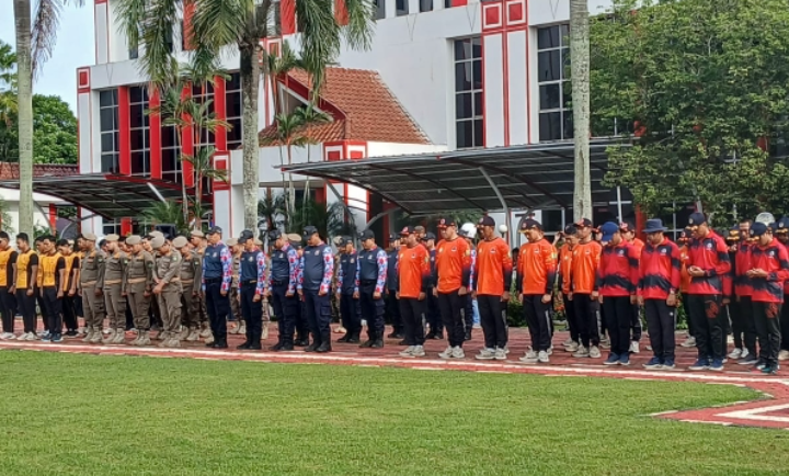 Sekda Kukar Sunggono saat memimpin Apel Peringatan Hari Buruh Internasional (May Day) 2025.