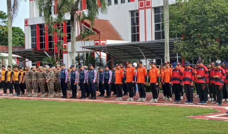 Sekda Kukar Sunggono saat memimpin Apel Peringatan Hari Buruh Internasional (May Day) 2025.