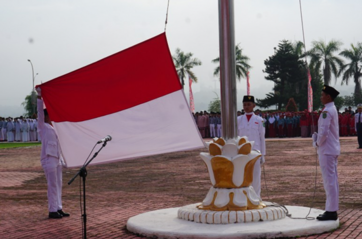 Sekda Kukar Sunggono saat memimpin Upacara Hari Pendidikan Nasional 2025 di halaman Kantor Bupati Kukar.