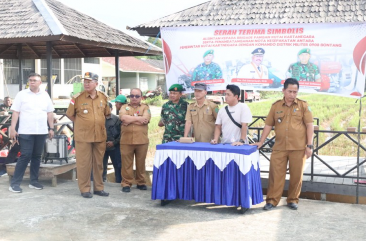 Bupati Kukar, Edi Damansyah, menyerahkan bantuan Alat Mesin Pertanian (Alsintan) dan menandatangani MoU kolaborasi pembangunan pertanian dengan Kodim 0908/Bontang.