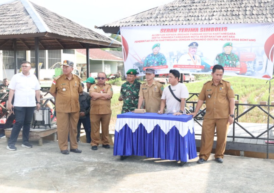 Bupati Kukar, Edi Damansyah, menyerahkan bantuan Alat Mesin Pertanian (Alsintan) dan menandatangani MoU kolaborasi pembangunan pertanian dengan Kodim 0908/Bontang.