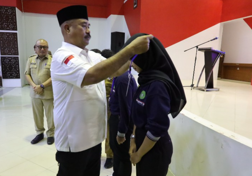Bupati Kutai Kartanegara (Kukar) Edi Damansyah membuka Bimbingan dan Latihan (Binlat) para putra–putri Kukar yang akan mendaftarkan diri menjadi calon mahasiswa di Politeknik Keuangan Negara (PKN) STAN.