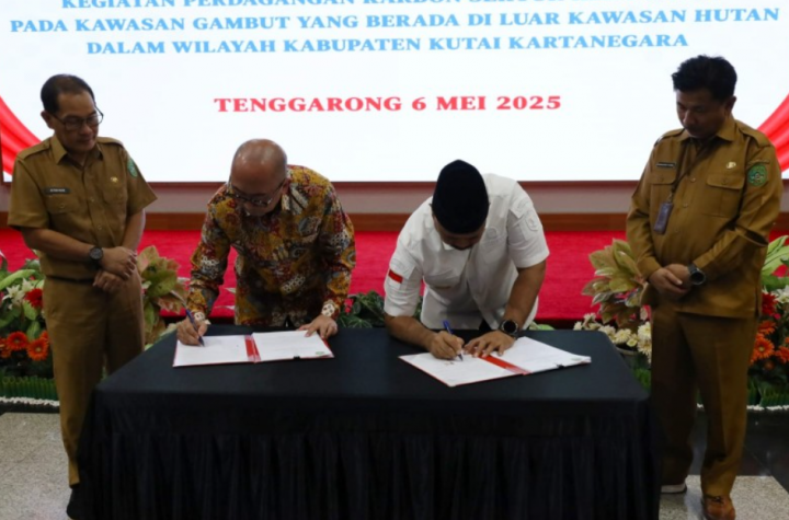 Pemkab Kukar melakukan penandatanganan kerja sama perdagangan karbon sektor kehutanan dengan PT Tirta Carbon Indonesia.