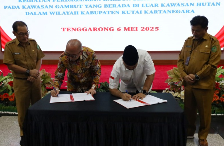 Pemkab Kukar melakukan penandatanganan kerja sama perdagangan karbon sektor kehutanan dengan PT Tirta Carbon Indonesia.