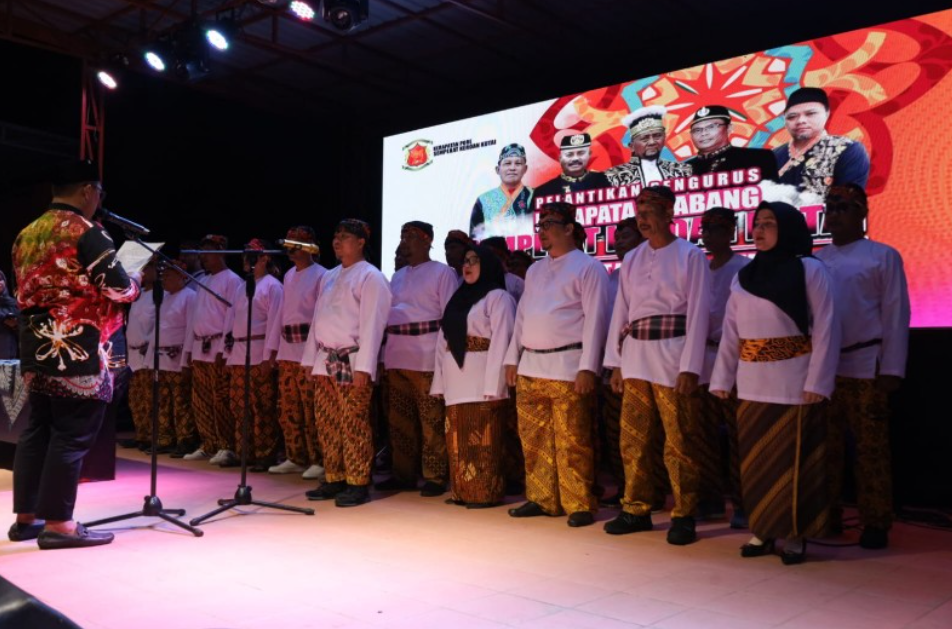 Bupati Kukar, Edi Damansyah, menghadiri pelantikan pengurus cabang Sempekat Keroan Kutai Kecamatan Loa Kulu.
