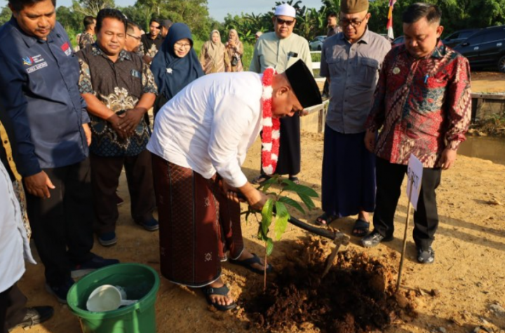 Bupati Kutai Kartanegara (Kukar) Edi Damansyah meresmikan fasilitas layanan dasar di Muara Muntai dan Kota Bangun Darat.