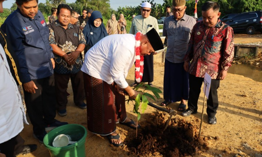 Bupati Kutai Kartanegara (Kukar) Edi Damansyah meresmikan fasilitas layanan dasar di Muara Muntai dan Kota Bangun Darat.