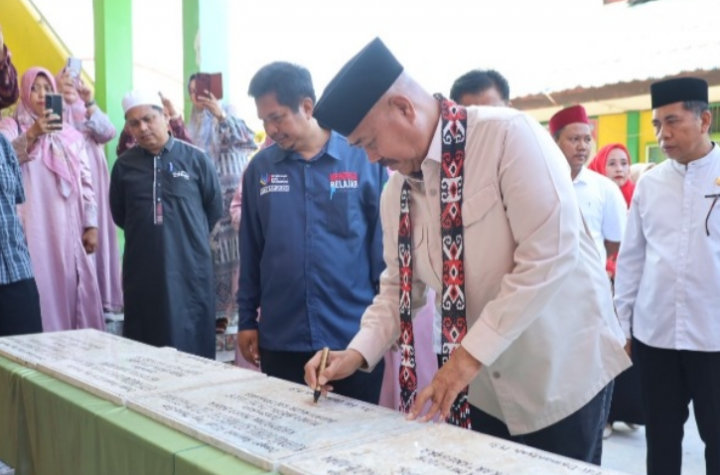Bupati Kukar Edi Damansyah resmikan gedung SD dan BPU di Kecamatan Muara Badak.