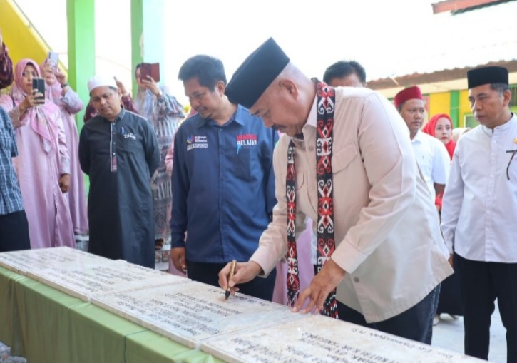 Bupati Kukar Edi Damansyah resmikan gedung SD dan BPU di Kecamatan Muara Badak.