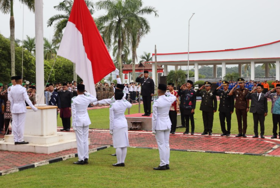 Bupati Kutai Kartanegara (Kukar) Edi Damansyah memimpin upacara peringatan Hari Lahir Pancasila di halaman Kantor Bupati Kukar.