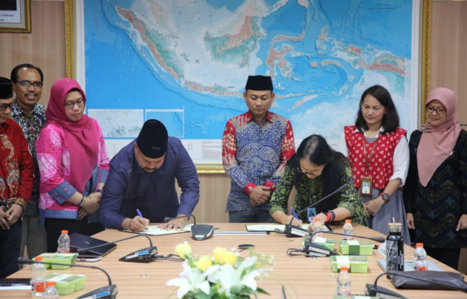 Bupati Kutai Kartanegara (Kukar) Edi Damansyah bersama Sekretaris Utama Badan Informasi Geospasial (BIG) Republik Indonesia (RI) R.A Belinda Arunawati Margono, melakukan Penandatanganan Nota Kesepahaman dan Rencana Kerjasama 2025-2029 antara Pemkab Kukar dengan BIG RI