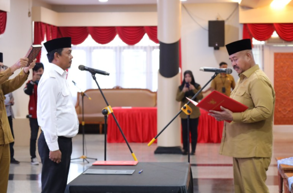 Bupati Kutai Kartanegara (Kukar) Edi Damansyah melantik Penjabat (PJ) Kepala Desa (Kades) Long Beleh Modang Kecamatan Kembang Janggut dan Penggantian Antar Waktu (PAW) Anggota Badan Permusyawaratan Desa (BPD) 10 desa se Kukar.