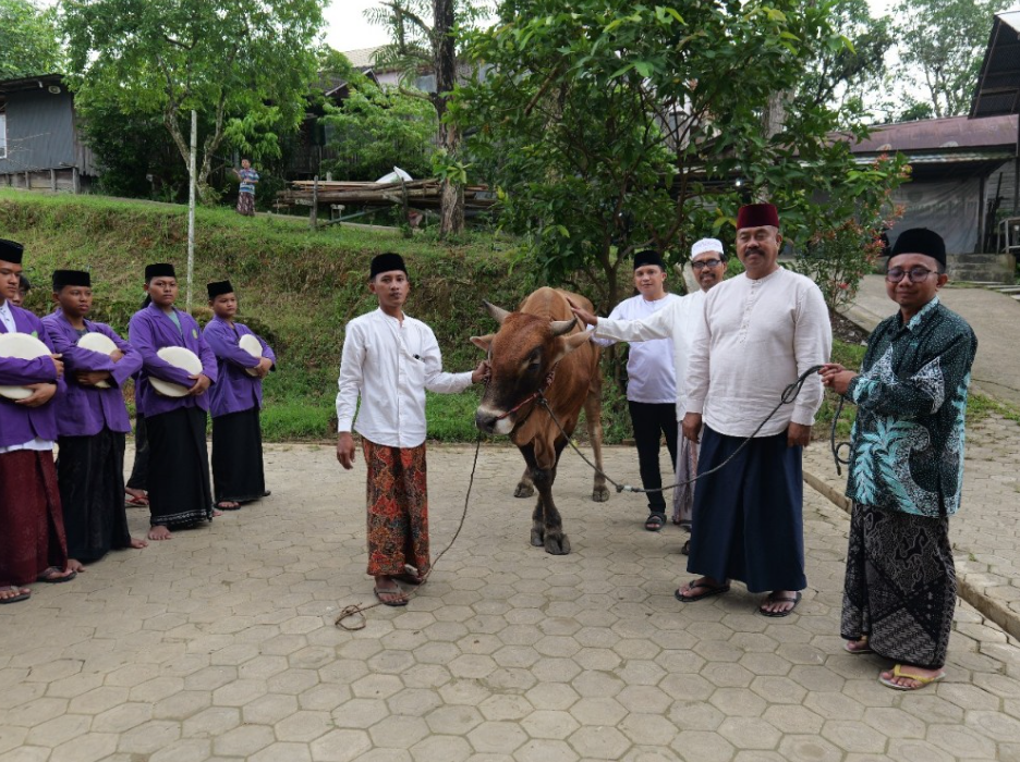 Bupati Kutai Kartanegara (Kukar) Edi Damansyah menyerahkan 2 (dua) ekor hewan qurban, masing-masing satu ekor untuk Pondok Pesantren Darus Salamah dan Ponpes Nurul Islam Desa Manunggal Jaya Kecamatan Tenggarong Seberang.
