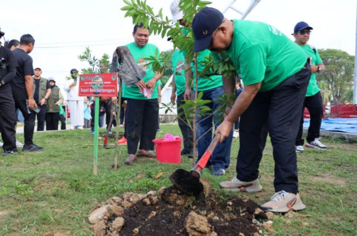 Bupati Kutai Kartanegara (Kukar) Edi Damansyah bertindak sebagai Pembina Apel Bersama Aksi Bersih Sampah Plastik dan Penanaman Pohon di Taman Tanjong Tenggarong, dalam Rangka Peringatan Hari Lingkungan Hidup Sedunia.