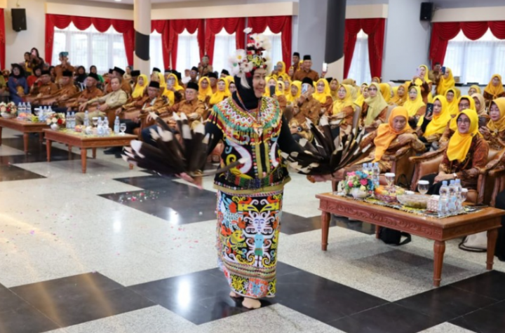 Pemkab Kukar melalui Staf Ahli Bupati Bidang Umum Heldiansyah menerima kunjungan kerja Persatuan Wredatama Republik Indonesia (PWRI) Kabupaten Hulu Sungai Tengah, Kalimantan Selatan.