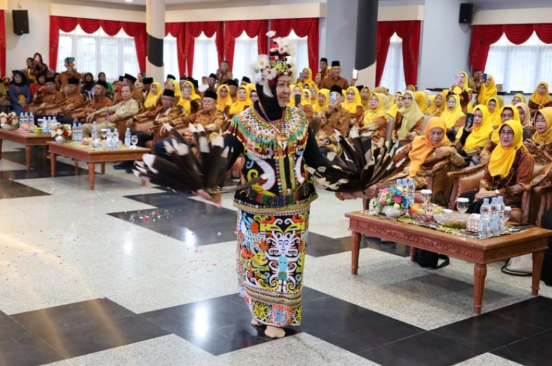 Pemkab Kukar melalui Staf Ahli Bupati Bidang Umum Heldiansyah menerima kunjungan kerja Persatuan Wredatama Republik Indonesia (PWRI) Kabupaten Hulu Sungai Tengah, Kalimantan Selatan.