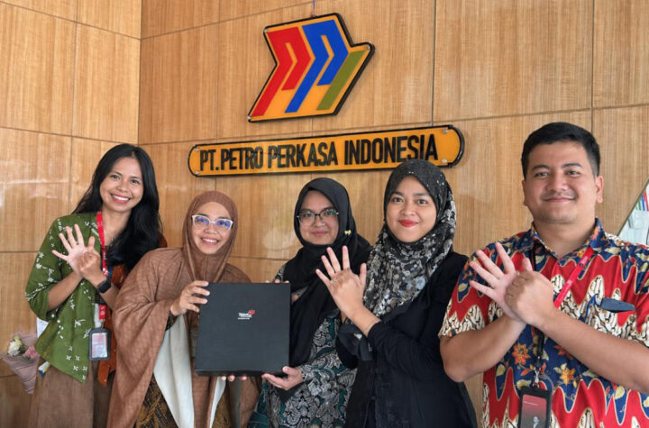 Rombongan Telkom yang dipimpin Manager RSME Service, Putri, bertemu dengan Direktur PT Petro Perkasa Indonesia, Nadiyah Salsabila. (Sepintasinfo.com)