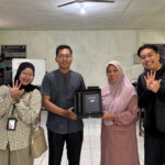 Indibiz Borneo dari Telkom Indonesia Regional 4 Kalimantan melaksanakan kegiatan Visit Pelanggan bertema pendidikan ke SMKN Ibnu Khaldun Balikpapan. (Dok. Indibiz)
