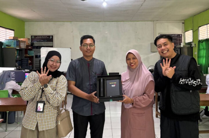 Indibiz Borneo dari Telkom Indonesia Regional 4 Kalimantan melaksanakan kegiatan Visit Pelanggan bertema pendidikan ke SMKN Ibnu Khaldun Balikpapan. (Dok. Indibiz)