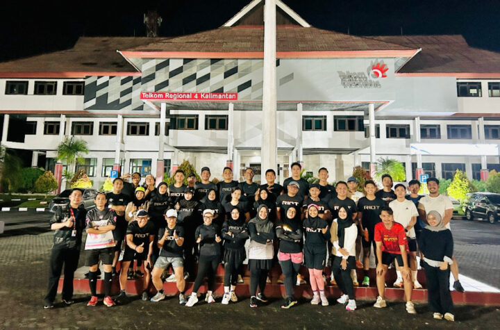 RIOT Indonesia Chapter Balikpapan diajak bergabung menjadi agen afiliasi melalui Program SOBIZ dalam kegiatan sosialisasi yang digelar di halaman Kantor Telkom Regional 4 Kalimantan. (Dok. Telkom)